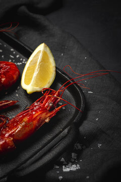 Scarlet shrimps with fresh lemon slices on tray