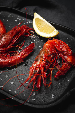 Scarlet shrimps with fresh lemon slices on tray