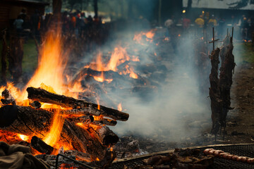 Asadores en la fiesta del asado en Cholila, Chubut, Patagonia con cordero, chivito y costillares...
