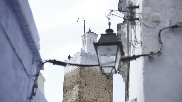 Atalaya tras una farola en la ciudad de Chefchaouen