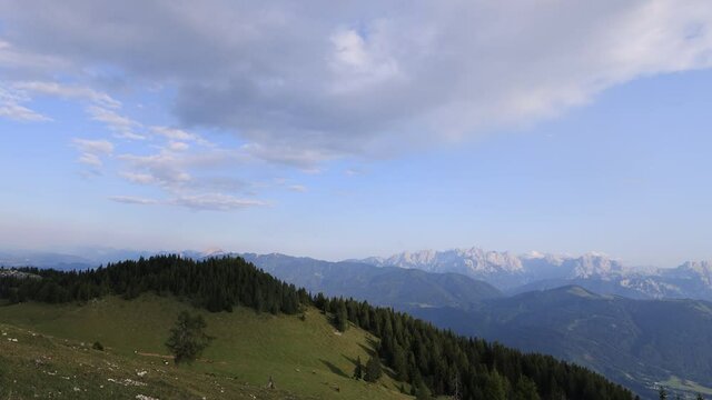 Zeitraffer Aplenpanorama auf dem Dobratsch mit Wolken und Blick auf die Alm