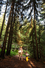 Obraz premium Happy family resting in the mountains in autumn