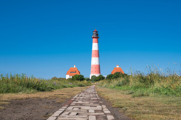 Wanderer nutzen gern den Wanderweg durch das Vogelschutzgebiet beim Westerhever Leuchtturm