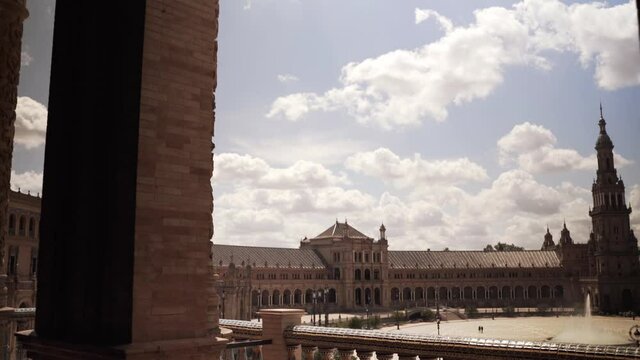 balc&oacute;n del edificio que da a la plaza de Espa&ntilde;a en Sevilla