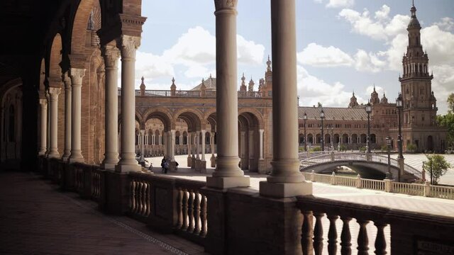 Visi&oacute;n de la plaza de Espa&ntilde;a de Sevilla desde el pasaje interior del edificio lleno de columnas blancas