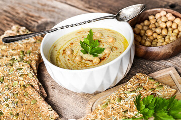 bol de houmous avec trartine biscotte aux graines