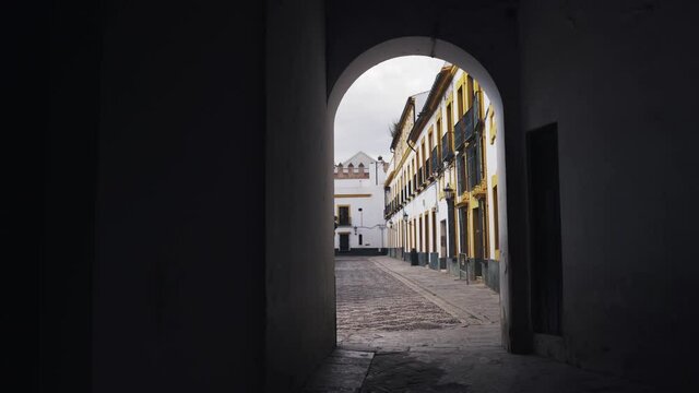 Puerta hacia el patio de banderas al lado de la catedral de Sevilla