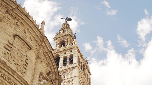 Descubriendo la Giralda tapada tras la catedral de Sevilla