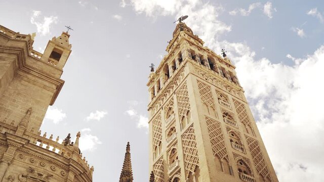 Visi&oacute;n desde abajo de la giralda de Sevilla un d&iacute;a soleado de primavera
