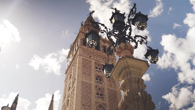 Giralda tras la fuente de la farola en la ciudad de Sevilla