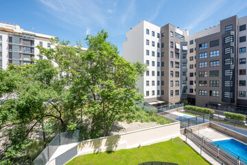 zonas comunes con piscinas en una nueva urbanizaci&oacute;n