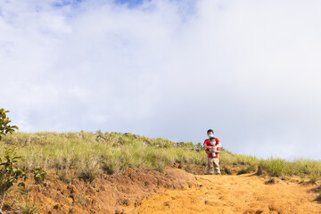 Obraz premium brothers hugging on the mountain