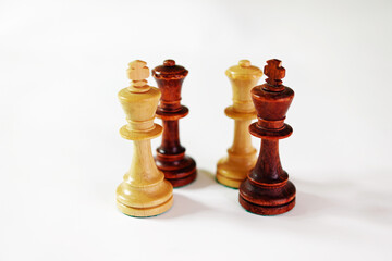 Schach Figuren K&ouml;nige und Damen schwarz wei&szlig;