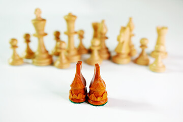 Schach weiße Schachfiguren schwarze Springer im Vordergurnd 