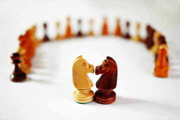 Schach Schachfiguren zwei Springer © Stephanie Albert