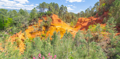 Vue de rochers de couleur ocre.	