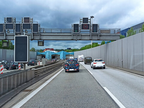 Stau auf der Autobahn A7 vorm Elbtunnel in Hamburg
