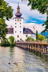 Schloss Orth in Gmunden im Traunsee mit Schwänen, Salzkammergut, Österreich