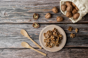 Plato con nueces sobre base de madera