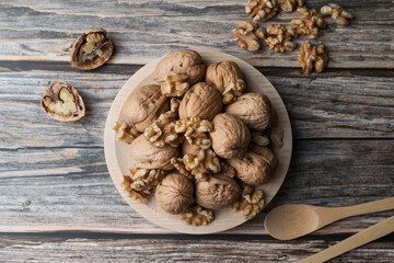 Plato lleno de nueces sobre base de madera