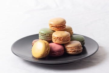 Macarons de colores sobre fondo blanco. Concepto gastronomía repostería. 