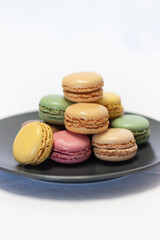 Macarons de colores sobre fondo blanco. Concepto gastronomía repostería. 