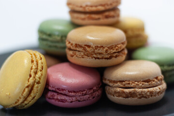 Macarons de colores sobre fondo blanco. Concepto gastronomía repostería. 