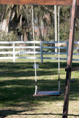 Hamaca vacía en un parque