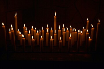 Brennende Kerzen zur spirituellen Erleuchtung
