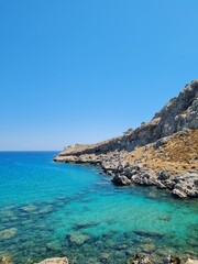 Fototapeta premium Kristallblaue Meer, Strand, Berge, Sommer, Holiday