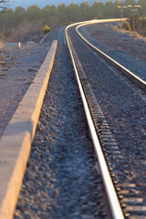 Fototapeta na wymiar Vista de un anden y la via del ferrocarril