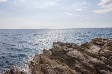 Fototapeta na wymiar Ausblick von einer Felsspitze aufs offene strahlend blaue Mittelmeer 
