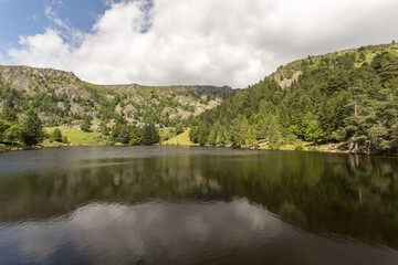 Lac des truites dans les vosges, avec reflet