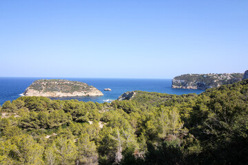 Küste mit vorgelagerten Inseln auf dem spanischen Festland