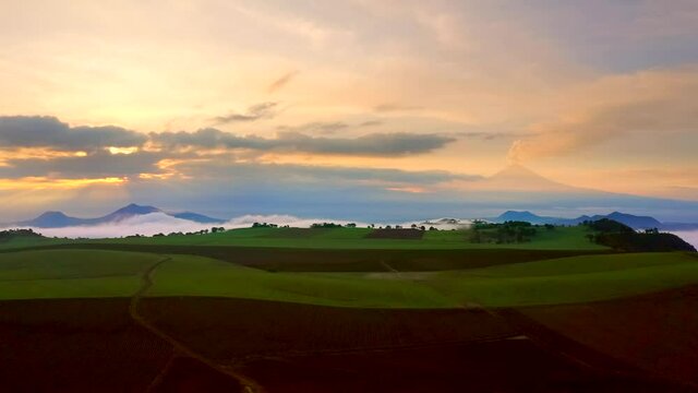 Amanecer entre neblina