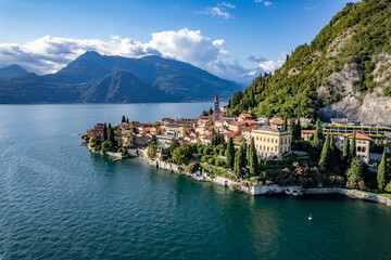 Fototapeta na wymiar Panorama di Varenna, lago di Como, pomeriggio