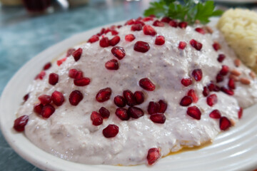 Chiles en nogada servidos con granada, pereji y arroz sobre plato