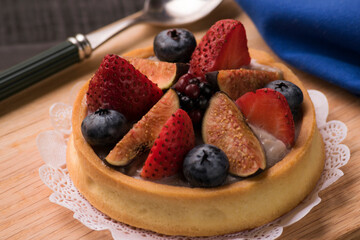 tart with berries table 
