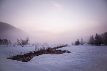 Sonnenaufgang in verträumter Winterlandschaft
