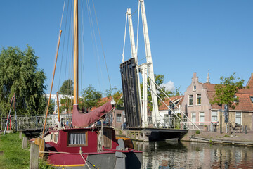Open drawbridge over the Nieuwe Haven in Edam, Noord-Holland province, The Netherlands - obrazy, fototapety, plakaty