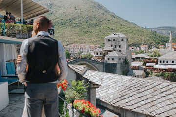 Achteraanzicht van de bruidegom in Stari Most, Mostar, Bosnië