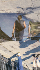 Man reflection in the pudle