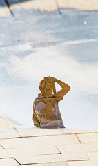 Man reflection in the pudle