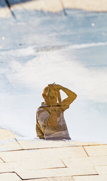 Man reflection in the pudle