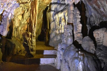 Fototapeta na wymiar Jaskinia Vranjača w Chorwacji, na zboczach góry Mosor w miejscowości Kotlenice w Dalmacji, 