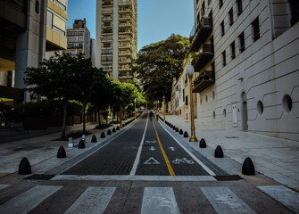 Obraz premium calle con edificios