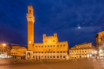 Naklejka premium Piazza del Campo in Siena at night
