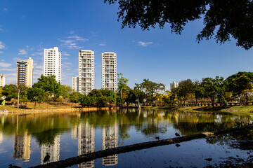 Detalhe do Parque Lago das Rosas na cidade de Goiânia.