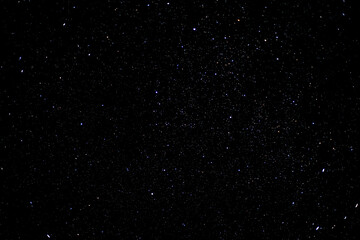 Naklejka premium Starry sky background with bright stars in dark night sky