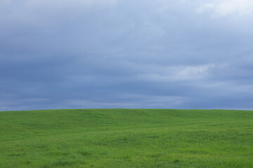 草原と曇り空２